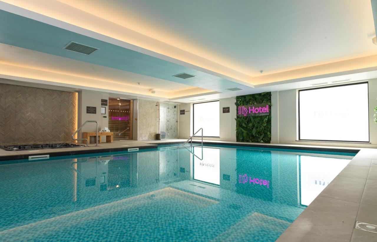 リザム・セント・アンズ Hy Lytham St Anne'Sアパートホテル エクステリア 写真 The swimming pool at the hotel