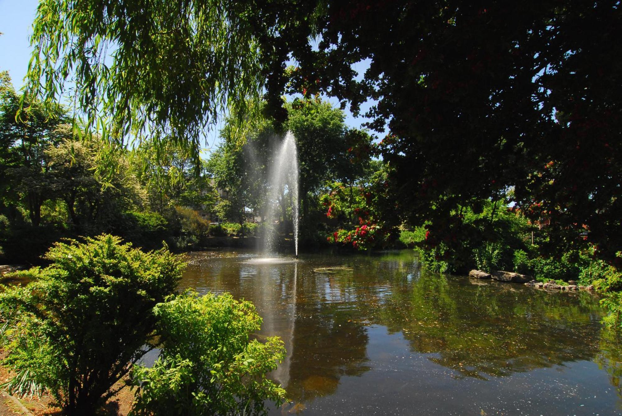 リザム・セント・アンズ Hy Lytham St Anne'Sアパートホテル エクステリア 写真 Fountain in the park