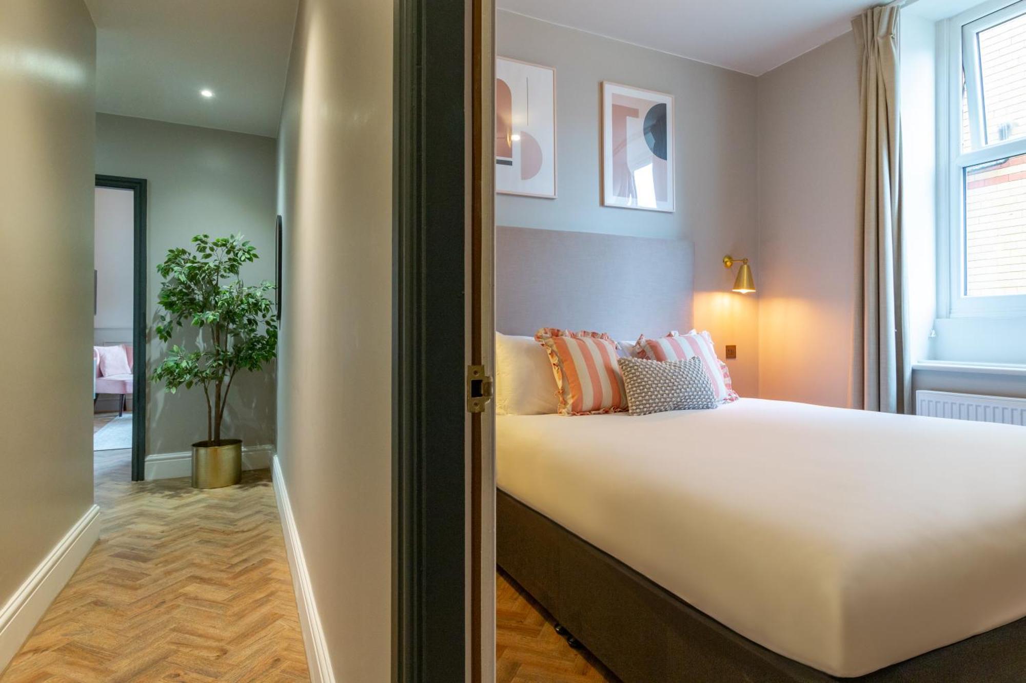 リザム・セント・アンズ Hy Lytham St Anne'Sアパートホテル エクステリア 写真 A bedroom at the hotel