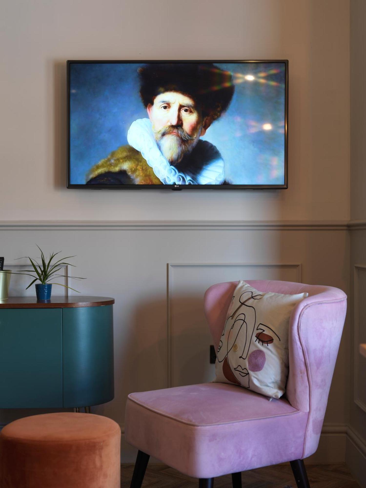 リザム・セント・アンズ Hy Lytham St Anne'Sアパートホテル エクステリア 写真 A television set in a hotel room