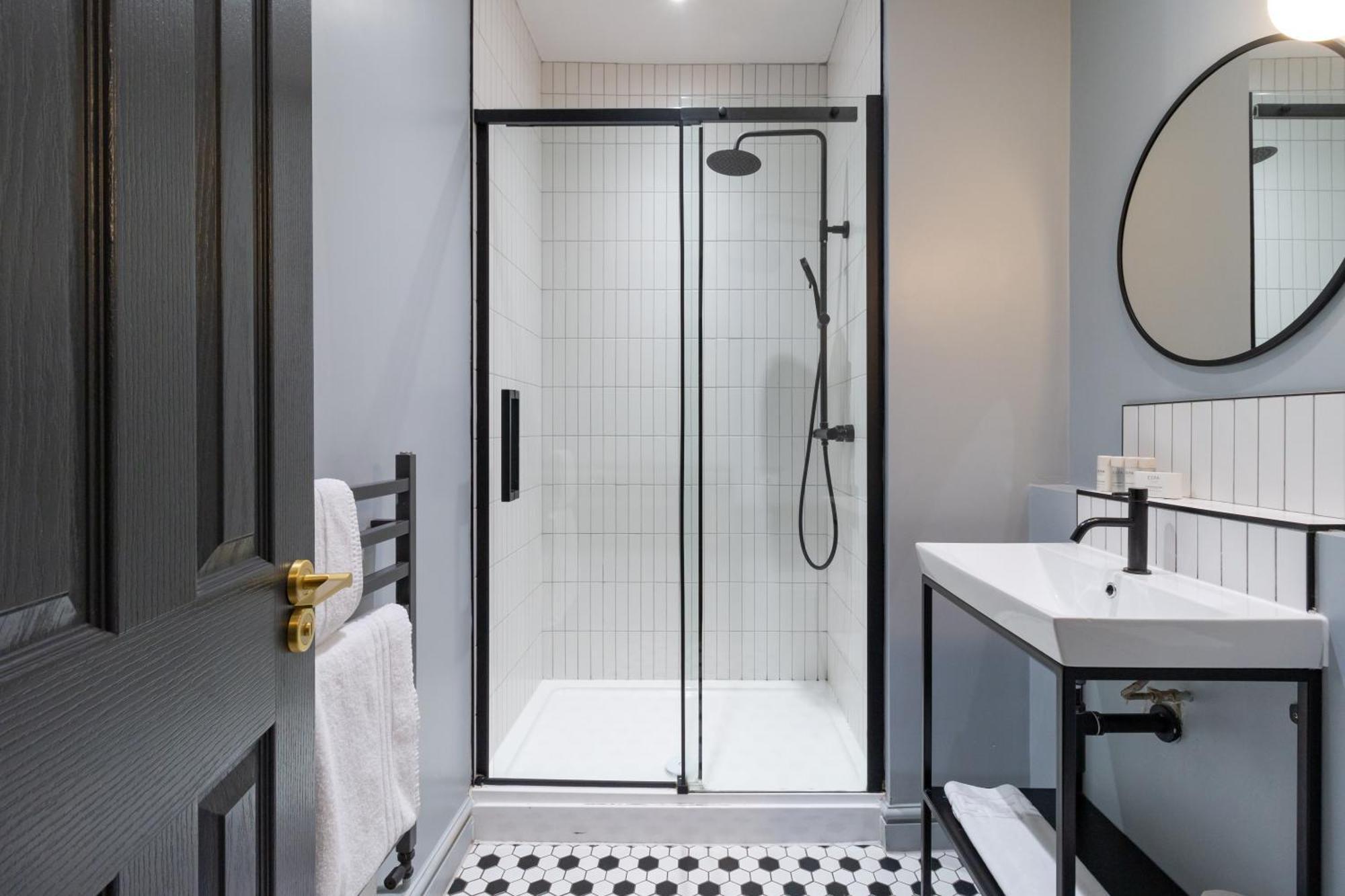 リザム・セント・アンズ Hy Lytham St Anne'Sアパートホテル エクステリア 写真 A shower enclosure