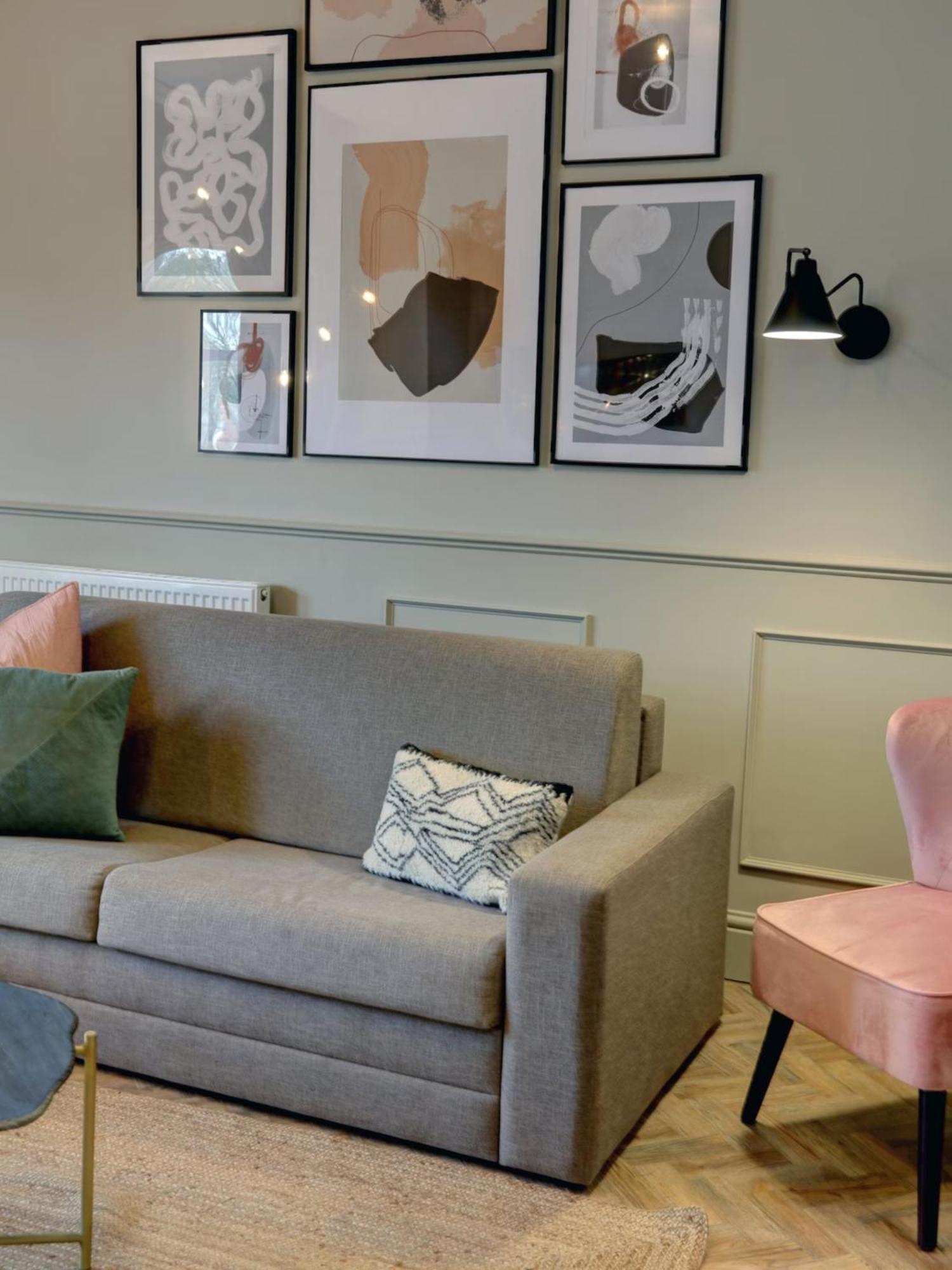 リザム・セント・アンズ Hy Lytham St Anne'Sアパートホテル エクステリア 写真 A wall light