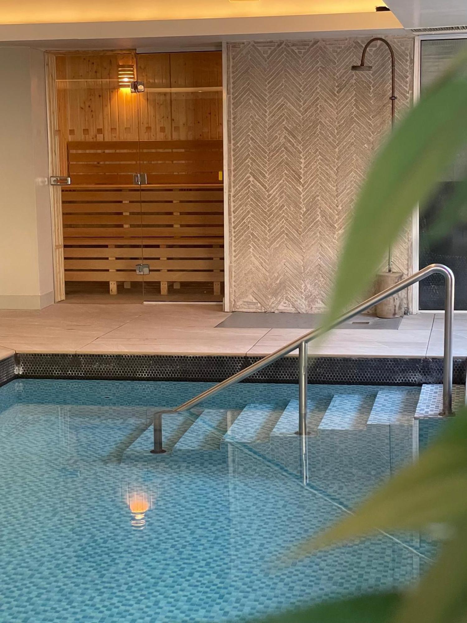 リザム・セント・アンズ Hy Lytham St Anne'Sアパートホテル エクステリア 写真 A swimming pool with a sauna