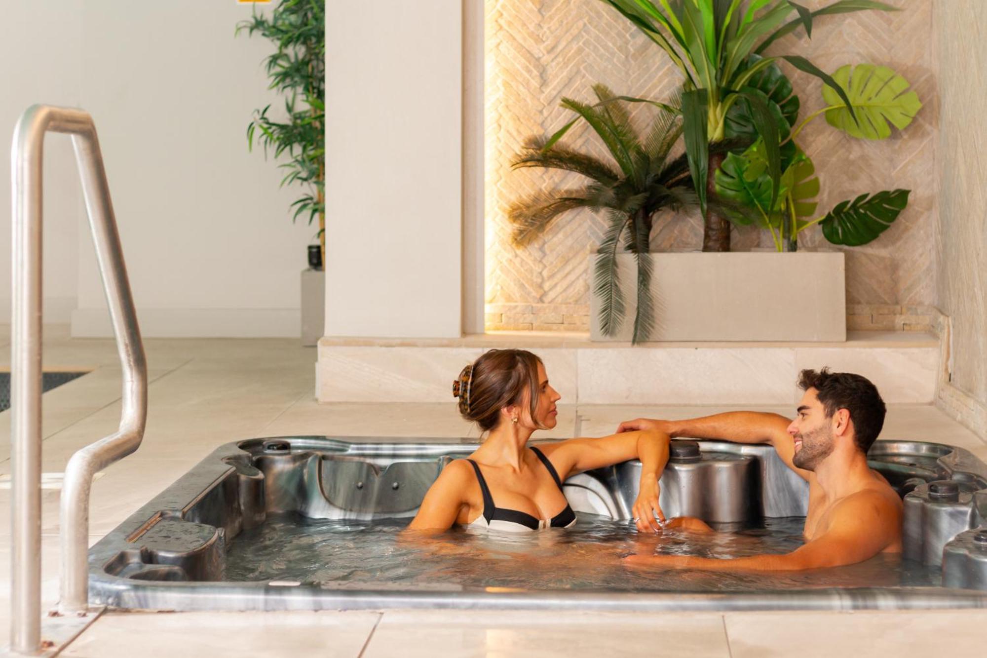リザム・セント・アンズ Hy Lytham St Anne'Sアパートホテル エクステリア 写真 A couple in a spa