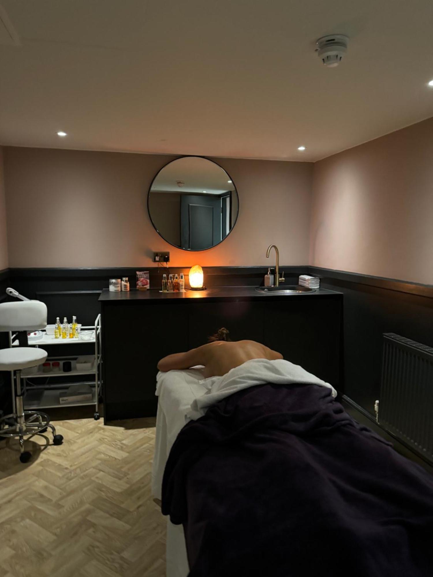 リザム・セント・アンズ Hy Lytham St Anne'Sアパートホテル エクステリア 写真 A massage in progress