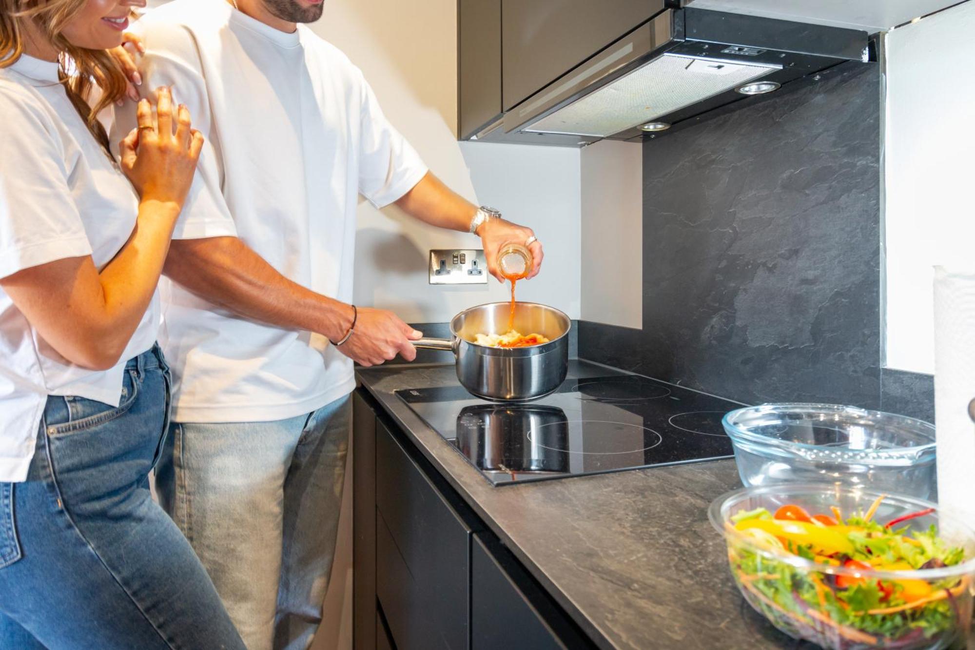 リザム・セント・アンズ Hy Lytham St Anne'Sアパートホテル エクステリア 写真 A couple cooking together