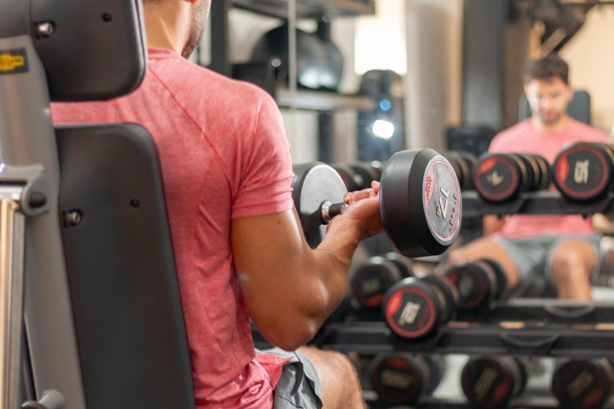 リザム・セント・アンズ Hy Lytham St Anne'Sアパートホテル エクステリア 写真 A man lifting weights